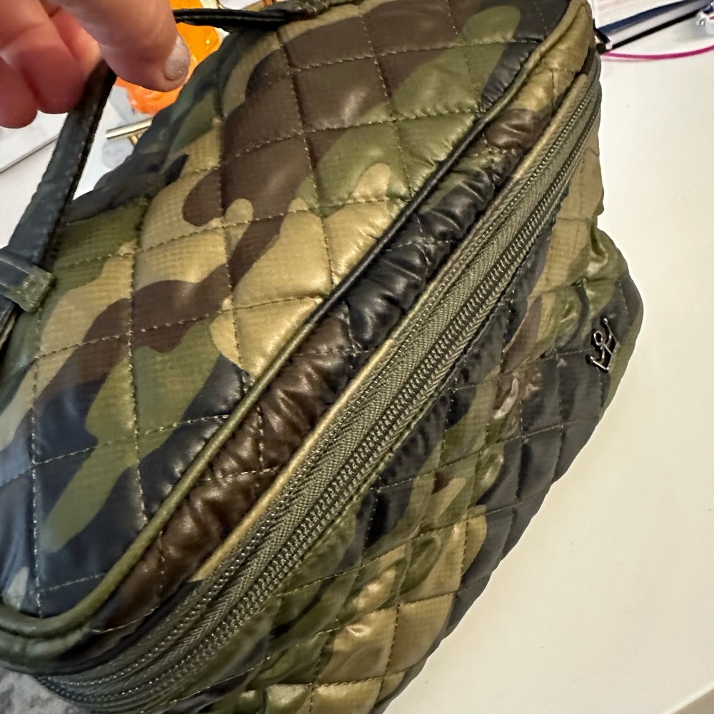 Oliver Thomas ( never used ) traincase ( toiletry bag) in camo print